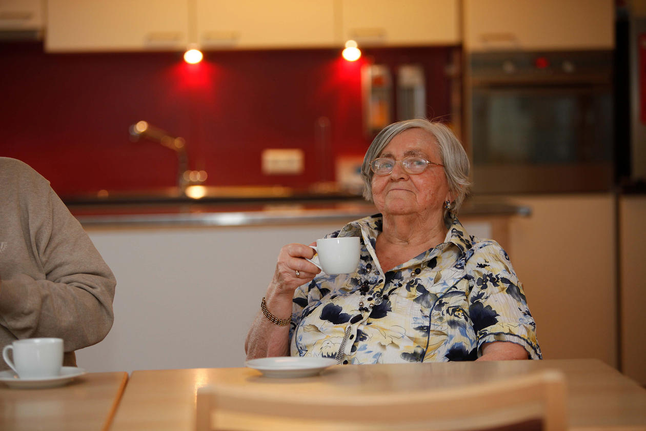 Ältere Frau mit Tasse