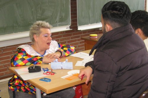 Pflegebotschafterin im Gespräch mit Schülern der BBS Anna-Freud